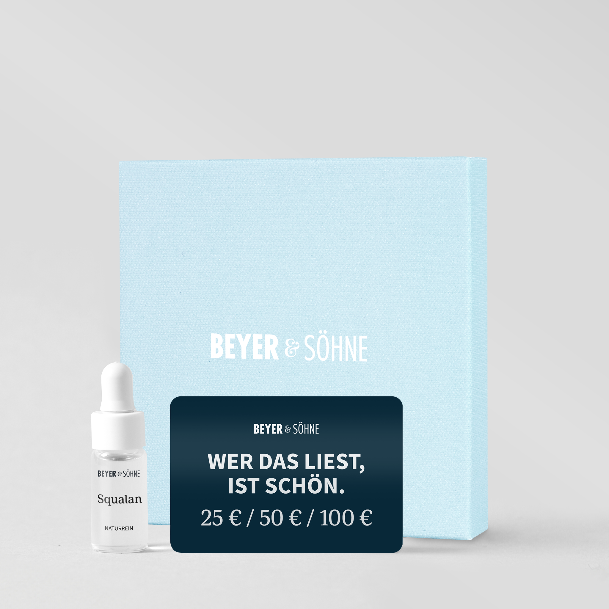 Hellblaue Box von Beyer & Söhne mit Wertgutschein und einer Squalan Probe